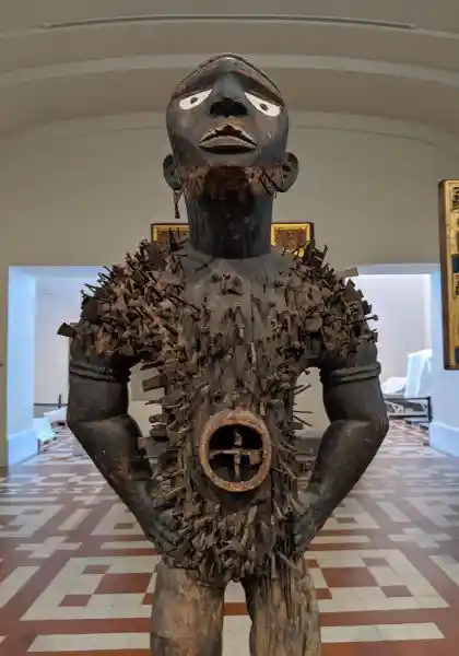 Mangaaka, Nkisi wooden figure, powerful, forward-leaning stance, hands on hips, created to enforce judicial &amp; social order, Bod